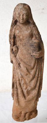 une statue de femme tenant un bébé dans ses bras