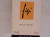 une photo d'un flacon de parfum posé sur un comptoir