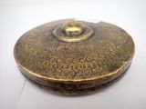 gros plan d'un objet métallique sur une surface blanche