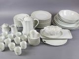beaucoup de vaisselle et de tasses blanches sur la table