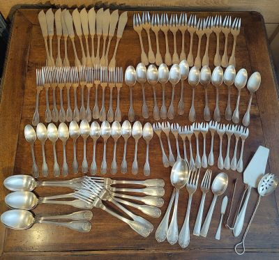 beaucoup de cuillères en argent et de cuillères sur une table