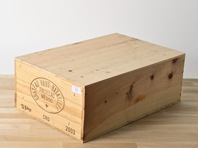 une caisse en bois posée sur un parquet