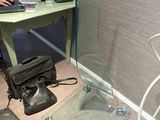une personne assise à un bureau sur lequel se trouve un ordinateur portable