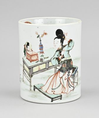 une image représentant une tasse, avec une femme assise à une table et une autre femme assise à une table