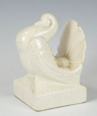 paire de sculptures en céramique blanche représentant un oiseau et un autre oiseau perché sur un rocher