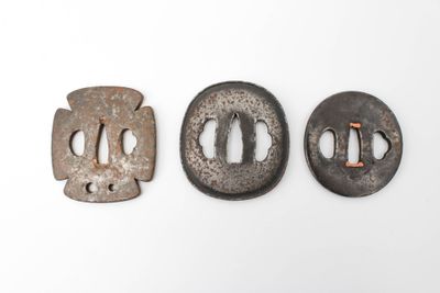 Lot de trois tsubas : - Juji mokko gata tsuba de forme mokko…