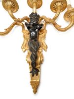 Paire d'appliques en bronze ciselé à double patine éclairant… (photo 2)