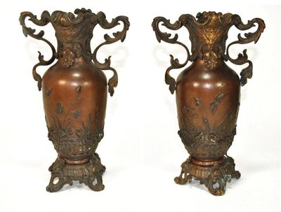 Paire de vases en bronze patiné aux fleurs et papillons, tra…