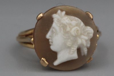 une photo d'une bague pour femme ornée d'un camée représentant une femme