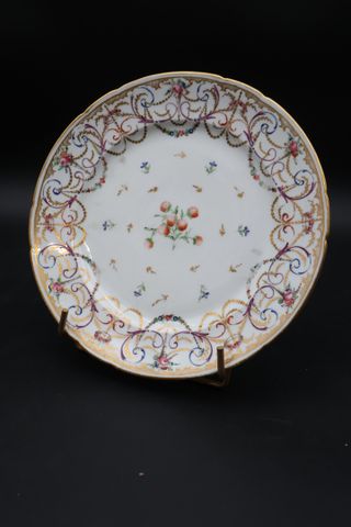 Assiette porcelaine décor polychrome et or marqué VV (or), manufa...