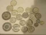 un lot de pièces de monnaie sur une table