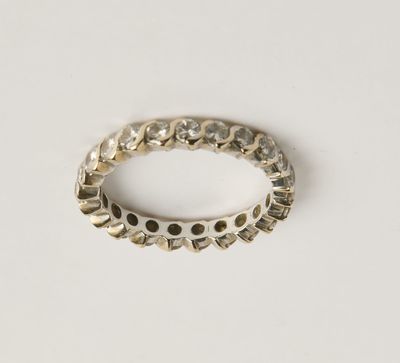 gros plan d'une bague en argent sur une surface blanche