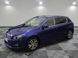 une voiture bleue garée dans un garage au sol en damier
