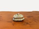 une petite boîte posée sur une table en bois