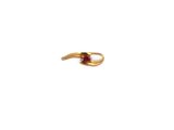 Gros plan sur une bague en or ornée d'une pierre rouge