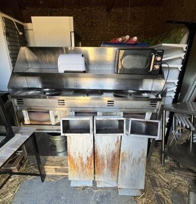 une cuisine équipée d'une cuisinière, d'un évier et d'autres appareils électroménagers