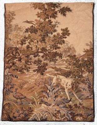une image d'une tapisserie accrochée au mur d'une pièce