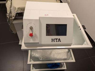 une machine posée sur une table dans une pièce