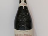 une bouteille de vin posée sur une table