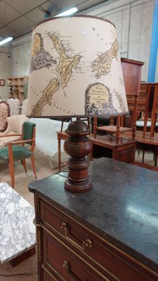 une table surmontée d'une lampe dans une pièce