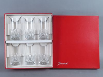 six verres dans une boîte rouge posée sur la table