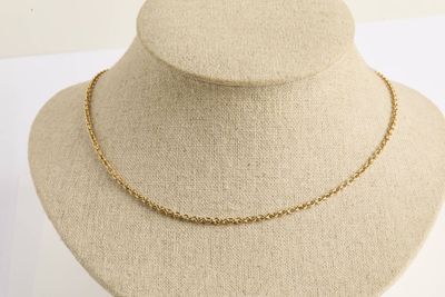 gros plan d'un collier sur un mannequin mannequin