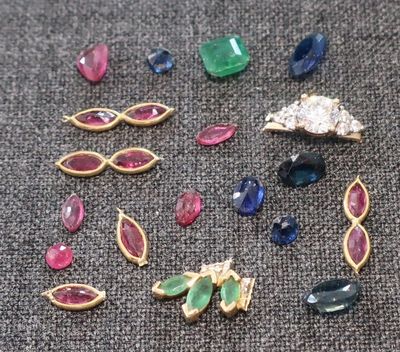 un gros plan sur un assortiment de pierres de différentes couleurs posées sur une table