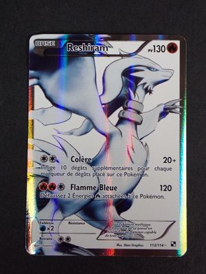 carte Pokémon sur laquelle figure l'image d'un dragon blanc