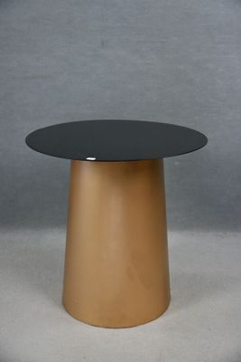 une image représentant une table noire et dorée avec un plateau noir