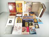 un grand nombre de livres posés sur une table