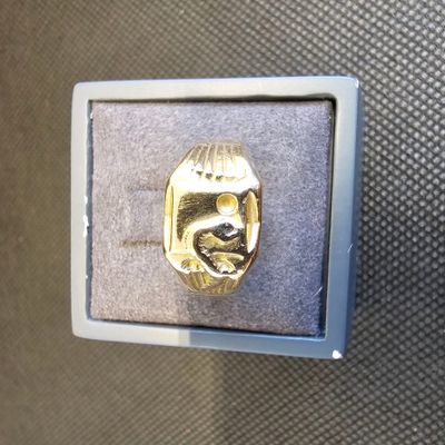 une bague en or sur laquelle est gravé le portrait d'un chat