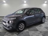 la voiture grise est garée dans le garage sur un sol en damier