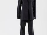 une photo d'un costume noir et d'un pantalon noir sur un mannequin