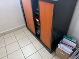 une armoire qui contient beaucoup de dossiers