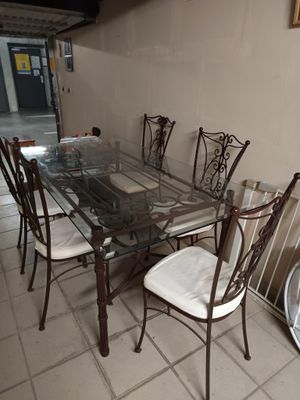 Mobilier contemporain, belle table et chaises à structure fe…