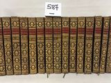un coffret de huit livres aux couvertures dorées et rouges