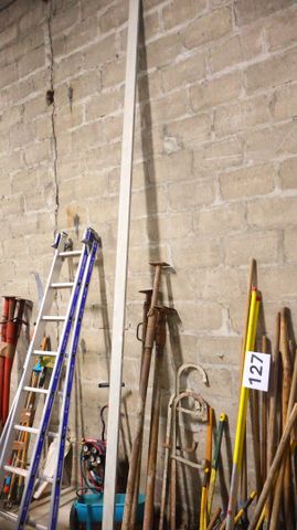 Lot de maçonnerie comprenant 3 étais, 3 serre-joints, règle de ma...