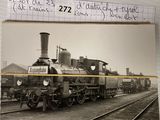 une photo d'un train sur les rails