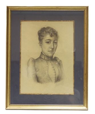 portrait d'une femme en robe, portant un nœud papillon