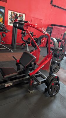 a gym with a row of machines in the middle of the room