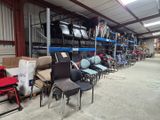beaucoup de chaises et de tables dans un entrepôt
