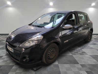 la photo d'une petite voiture noire garée dans un garage
