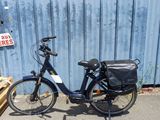 un vélo garé près d'un mur bleu
