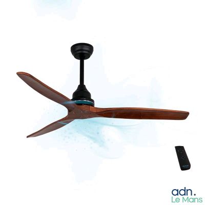 un ventilateur de plafond noir avec des pales en bois et une télécommande