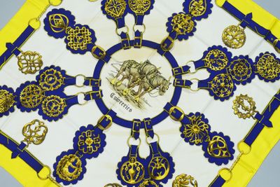 HERMES Paris. Carré en twill de soie imprimé titré « Cuivrer… - Photo 1