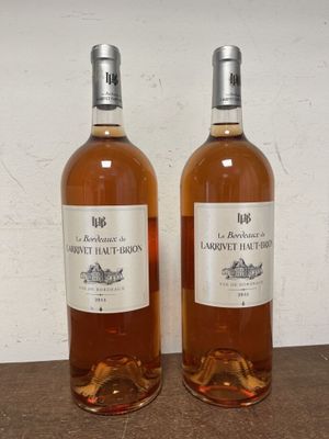 deux bouteilles de vin posées l'une à côté de l'autre sur une table