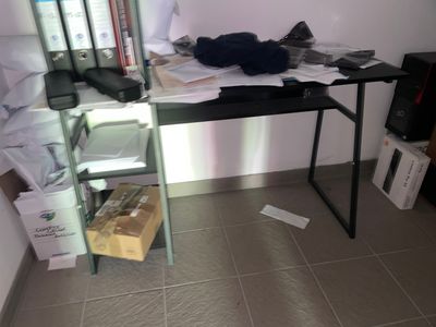 1 petit bureau en aggloméré et métal noir