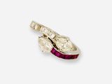 gros plan d'une bague en diamant et rubis sur fond blanc