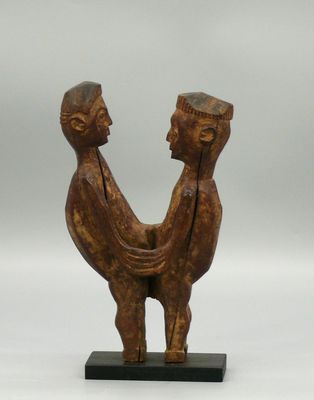 Statuette de fertilité en bois dur à patine sombre et traces…