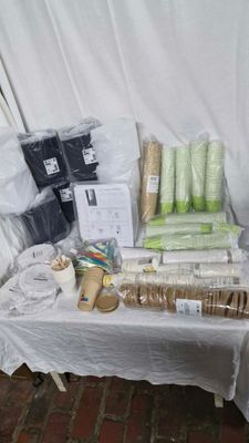 une table sur laquelle sont posés de nombreux objets, posée sur un sol en briques